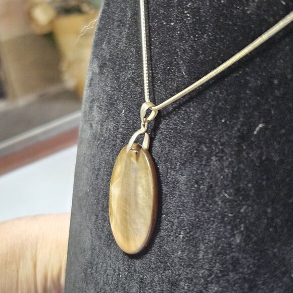 Sterling Silver Mother Of Pearl Pendant On 32" Chain - Picture 5 of 14